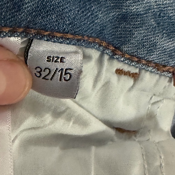 Light Wash Distressed Women’s Jeans - Picture 5 of 5